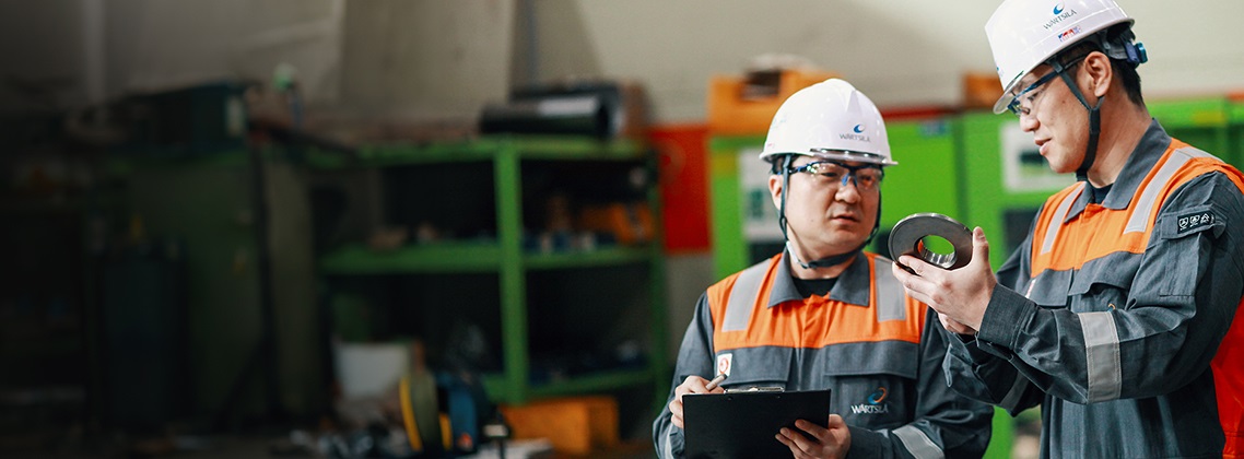 Wärtsilä service employees at work